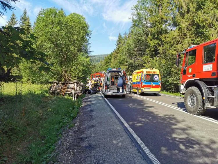 Szczawa. Osobówka dachowała i uderzyła w drzewo