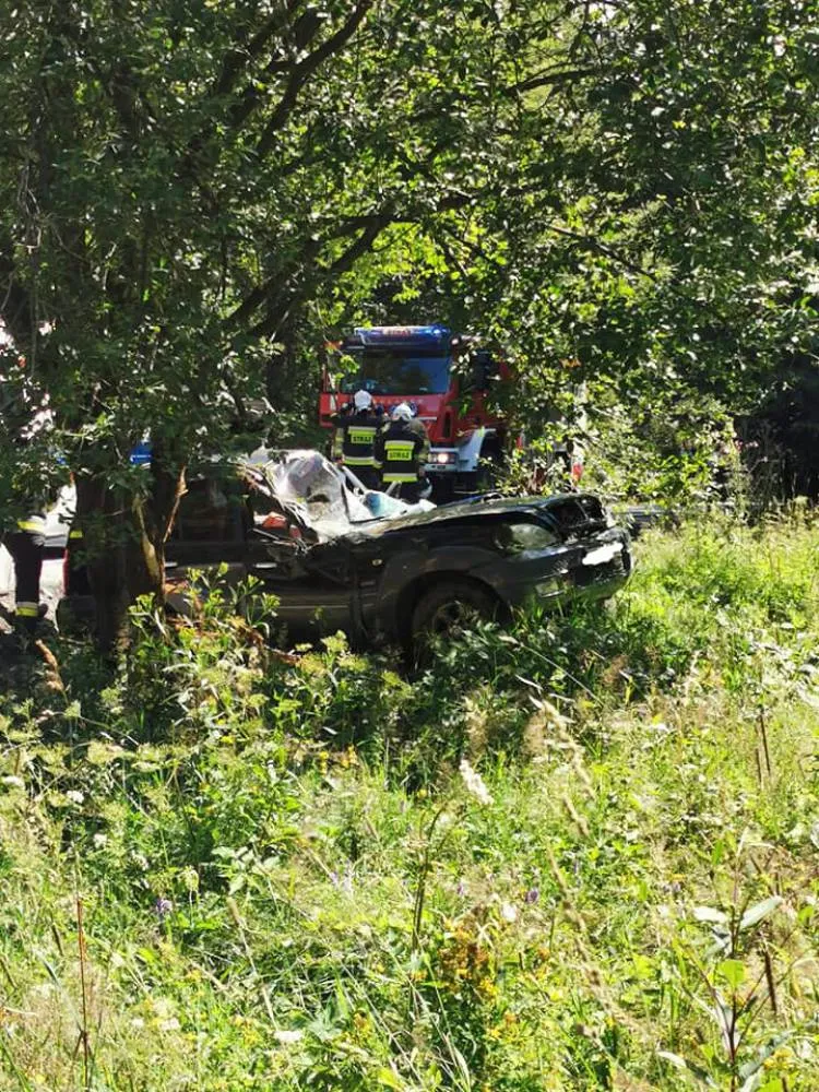 Szczawa. Osobówka dachowała i uderzyła w drzewo