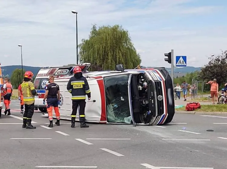 Wypadek karetki i auta osobowego na ul. Królowej Jadwigi