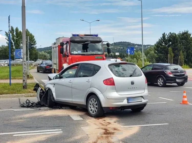Wypadek karetki i auta osobowego na ul. Królowej Jadwigi