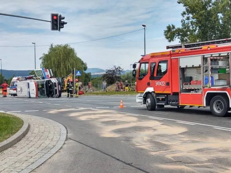 Wypadek karetki i auta osobowego na ul. Królowej Jadwigi