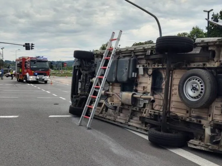 Wypadek karetki i auta osobowego na ul. Królowej Jadwigi