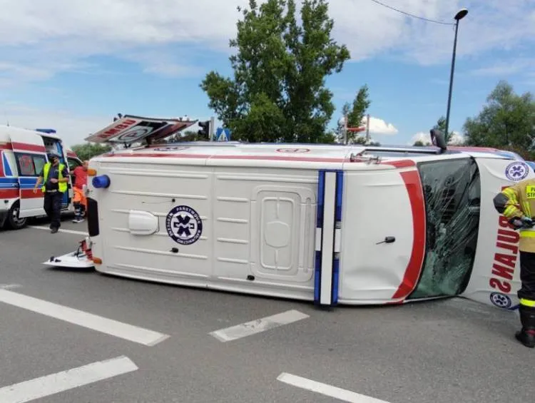 Wypadek karetki i auta osobowego na ul. Królowej Jadwigi