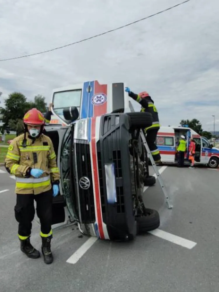 Wypadek karetki i auta osobowego na ul. Królowej Jadwigi