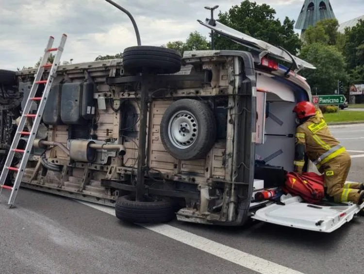 Wypadek karetki i auta osobowego na ul. Królowej Jadwigi