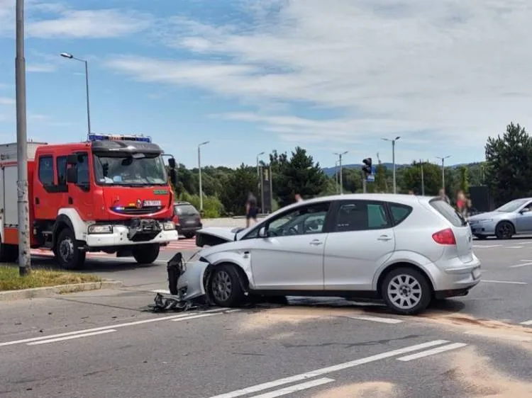 Wypadek karetki i auta osobowego na ul. Królowej Jadwigi