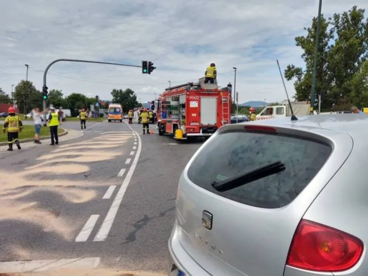 Wypadek karetki i auta osobowego na ul. Królowej Jadwigi