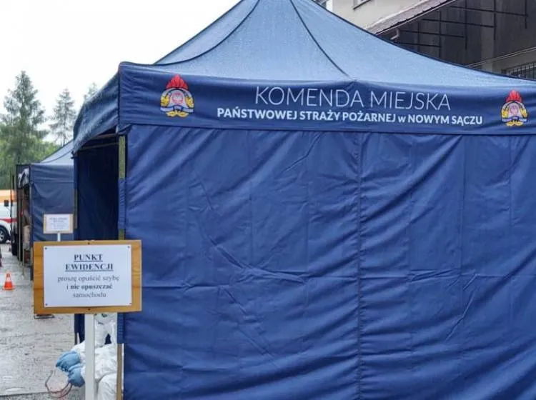 Przy ul. Wiśniowieckiego rozpoczęło się pobieranie wymazów Nowy Sącz