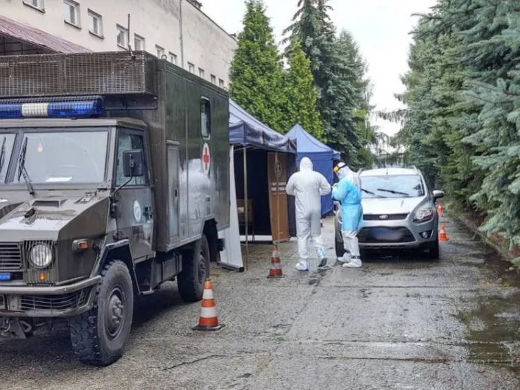 Przy ul. Wiśniowieckiego rozpoczęło się pobieranie wymazów Nowy Sącz