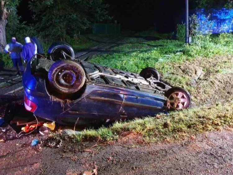 Wypadek w Obłazach Ryterskich. Dachował samochód osobowy