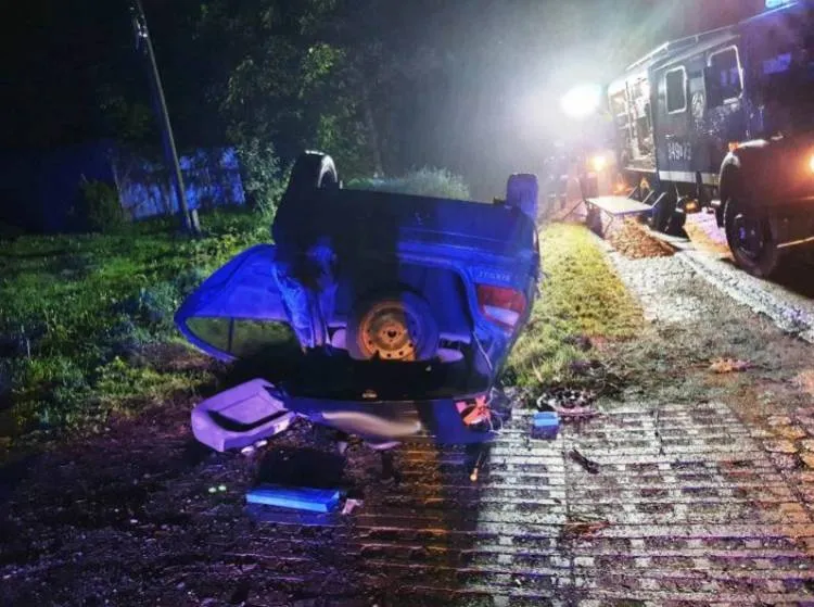 Wypadek w Obłazach Ryterskich. Dachował samochód osobowy