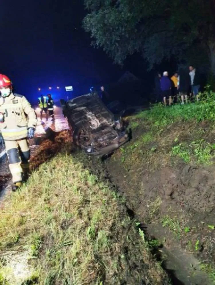 Wypadek w Obłazach Ryterskich. Dachował samochód osobowy