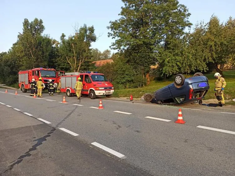 Wypadek w Ropie. Kierowca zasnął za kierownicą