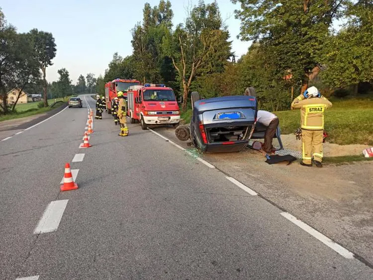Wypadek w Ropie. Kierowca zasnął za kierownicą