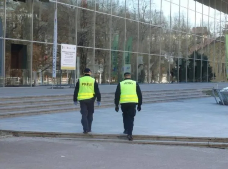 28 mandatów karnych, 281 pouczeń oraz 3 wnioski o ukaranie do Sądu - oto efekty policyjnych kontroli przestrzegania nowych ograniczeń na Sądecczyźnie