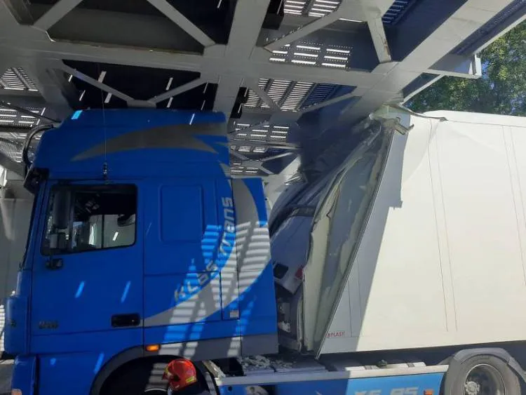 Ciężarówka zaklinowała się pod wiaduktem na ul. Zielonej
