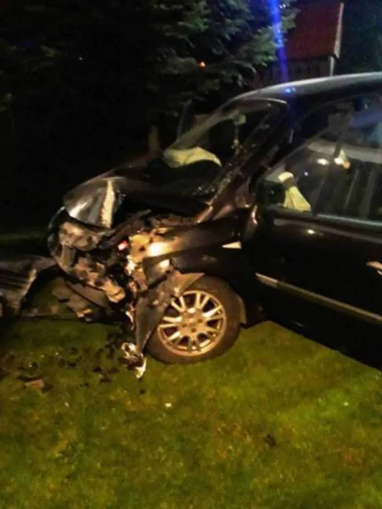 Wypadek Brzeznej. Samochód osobowy wypadł z drogi i uderzył w ogrodzenie