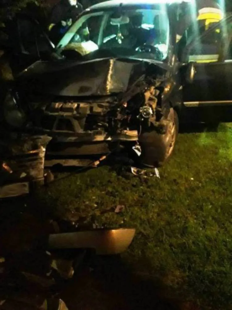 Wypadek Brzeznej. Samochód osobowy wypadł z drogi i uderzył w ogrodzenie