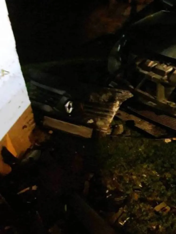 Wypadek Brzeznej. Samochód osobowy wypadł z drogi i uderzył w ogrodzenie