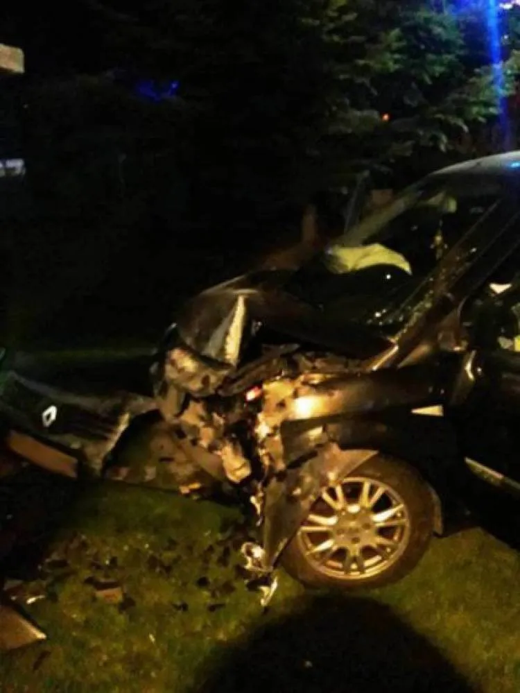 Wypadek Brzeznej. Samochód osobowy wypadł z drogi i uderzył w ogrodzenie