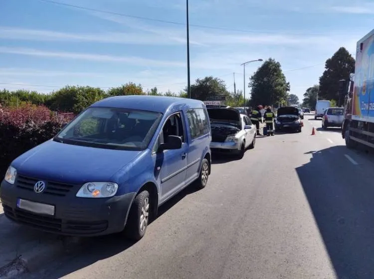 Kolizja w Chełmcu. Trzy auta najechały na siebie