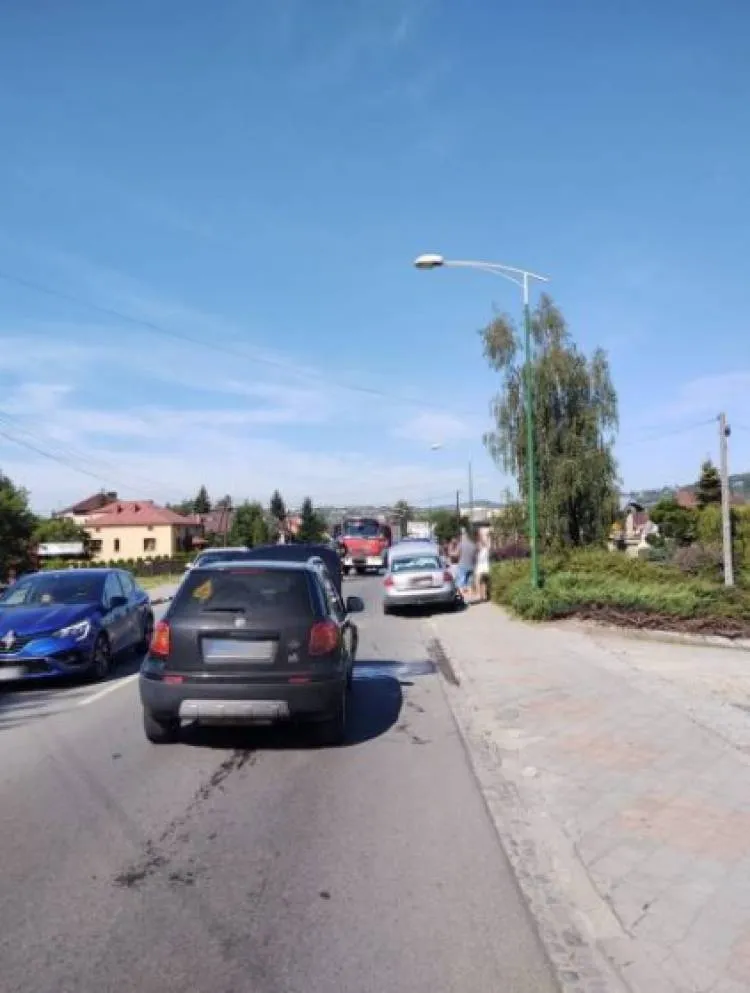 Kolizja w Chełmcu. Trzy auta najechały na siebie