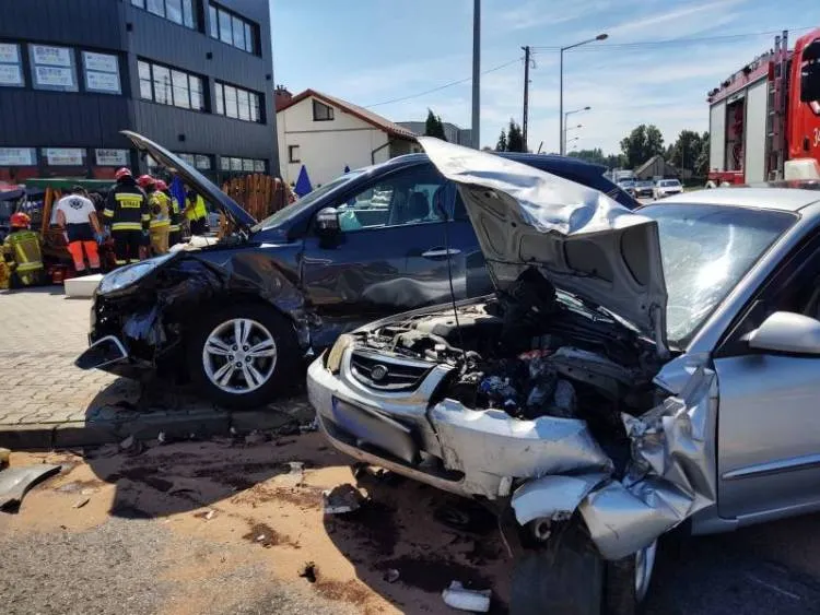 Zderzenie dwóch osobówek na ul. Tarnowskiej. 5 osób poszkodowanych