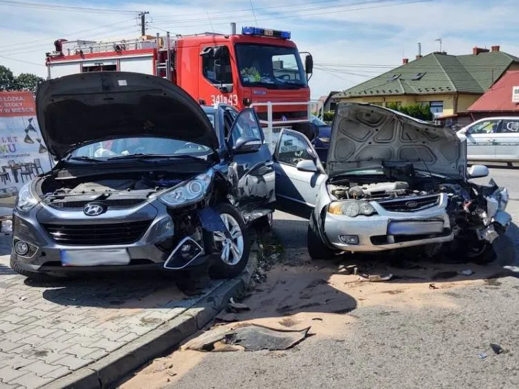 Zderzenie dwóch osobówek na ul. Tarnowskiej. 5 osób poszkodowanych Nowy Sącz