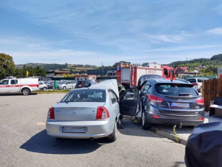 Zderzenie dwóch osobówek na ul. Tarnowskiej. 5 osób poszkodowanych Nowy Sącz