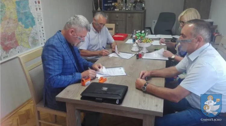 Gmina Łącko. Umowa na budowę wieży widokowej na Górze Modyń w Woli Kosnowej podpisana