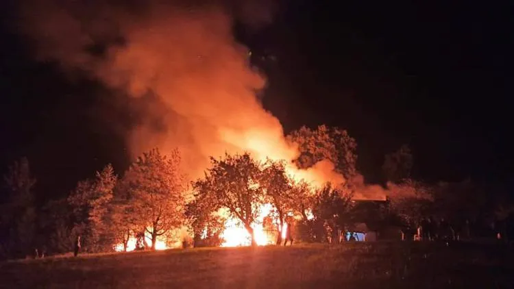 Rożnowice. Spłonęły dwa budynki gospodarcze oraz połowa domu