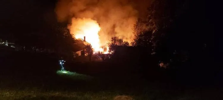 Rożnowice. Spłonęły dwa budynki gospodarcze i w połowie dom