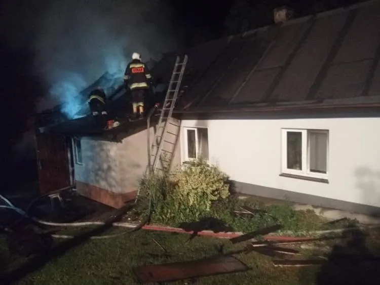Rożnowice. Spłonęły dwa budynki gospodarcze i w połowie dom