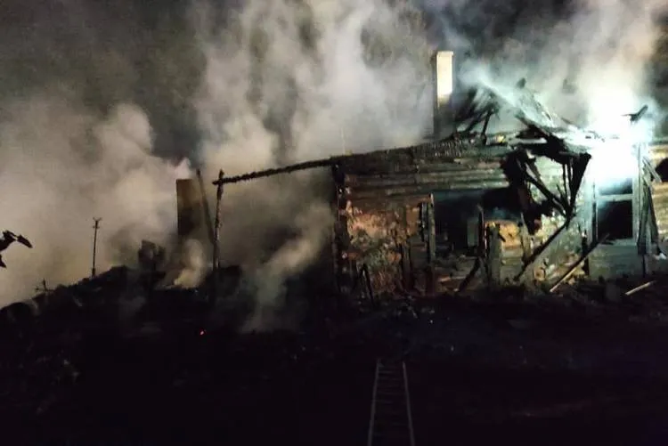 Rożnowice. Spłonęły dwa budynki gospodarcze i w połowie dom