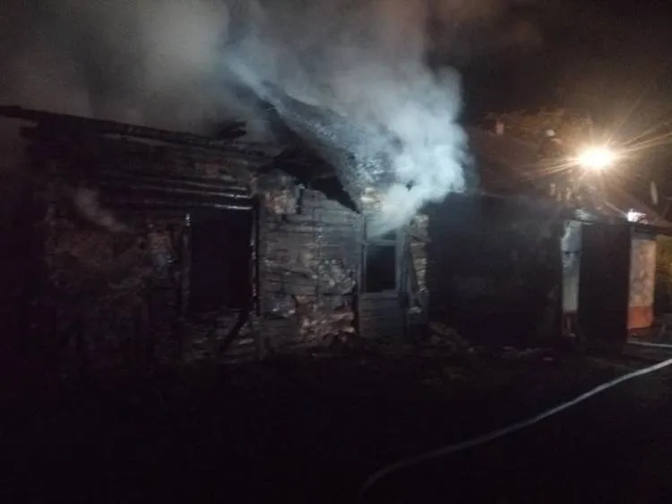 Rożnowice. Spłonęły dwa budynki gospodarcze i w połowie dom