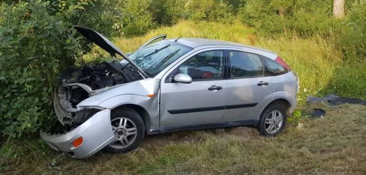 Wypadek w Mochnaczce Wyżnej. Samochód osobowy wypadł z drogi