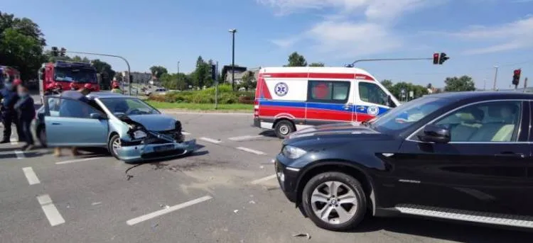 Kraksa na Rondzie Solidarności. Jedna osoba trafiła do szpitala