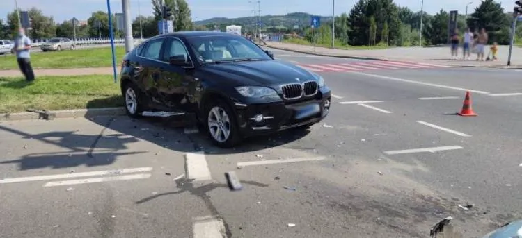 Kraksa na Rondzie Solidarności. Jedna osoba trafiła do szpitala Nowy Sącz