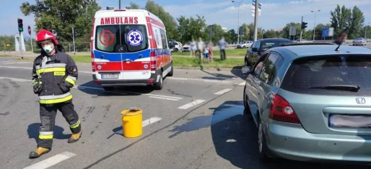 Kraksa na Rondzie Solidarności. Jedna osoba trafiła do szpitala Nowy Sącz