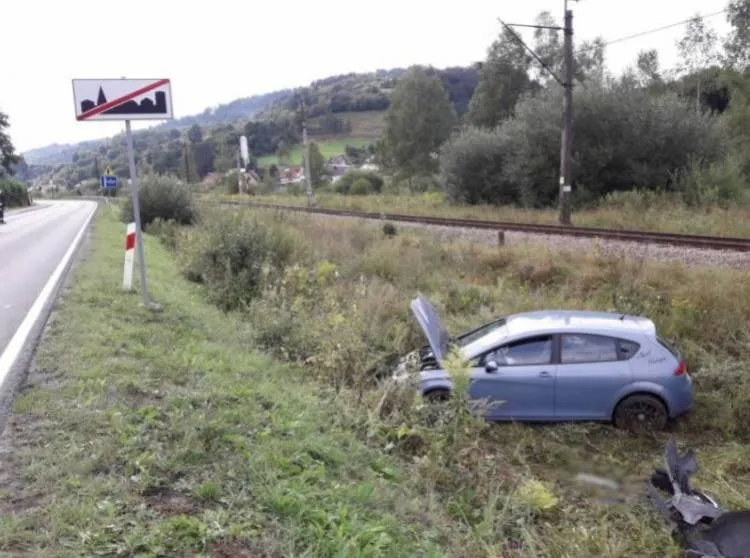 Muszyna. Samochód osobowy wypadł z drogi. Poszkodowana kobieta trafiła do szpitala