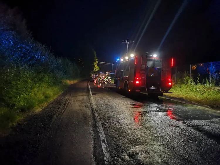 Szalowa. Na drodze powiatowej z przejeżdżającego samochodu ciężarowego rozsypała się masa bitumiczna
