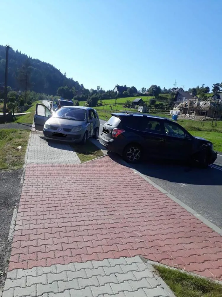 Kolizja dwóch osobówek na DK75 w Nowej Wsi. Jedna osoba trafiła do szpitala