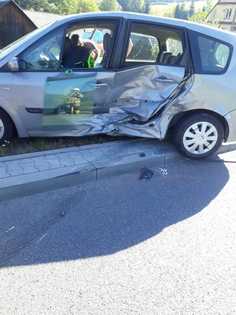 Kolizja dwóch osobówek na DK75 w Nowej Wsi. Jedna osoba trafiła do szpitala