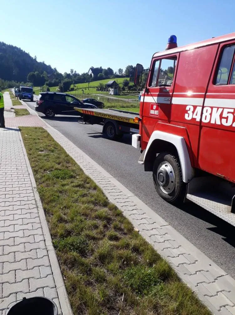 Kolizja dwóch osobówek na DK75 w Nowej Wsi. Jedna osoba trafiła do szpitala