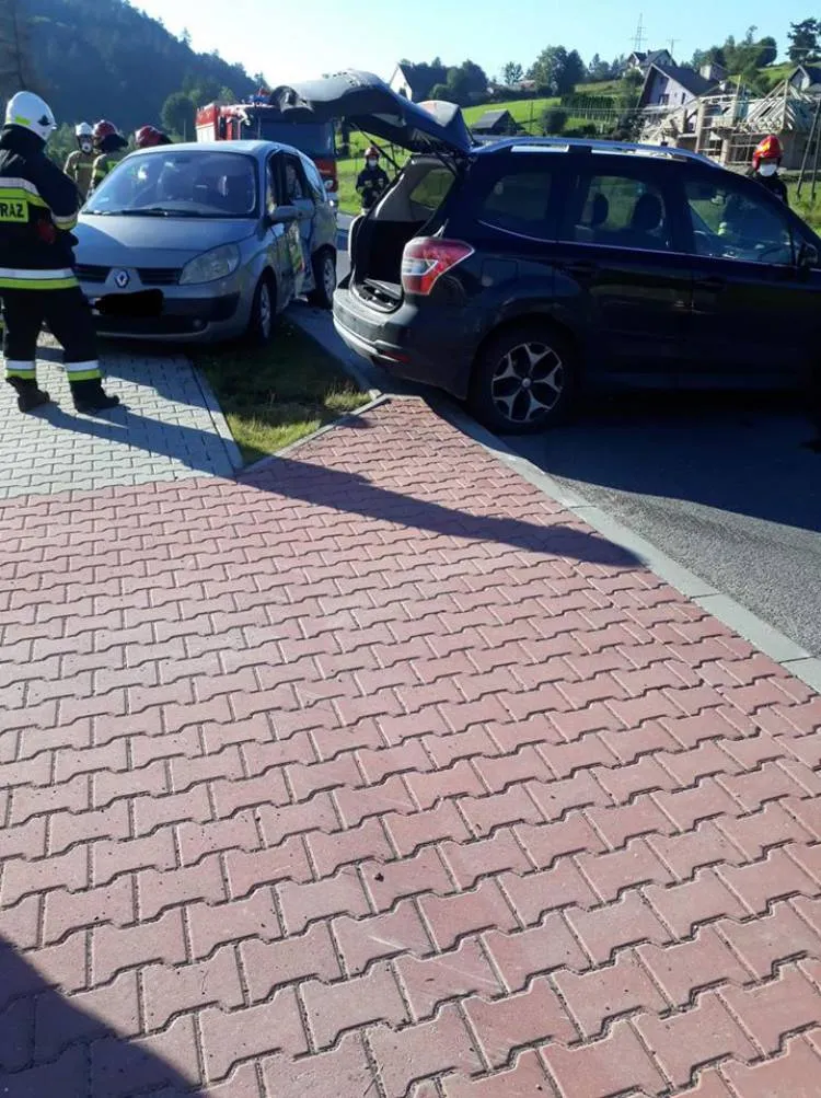 Kolizja dwóch osobówek na DK75 w Nowej Wsi. Jedna osoba trafiła do szpitala