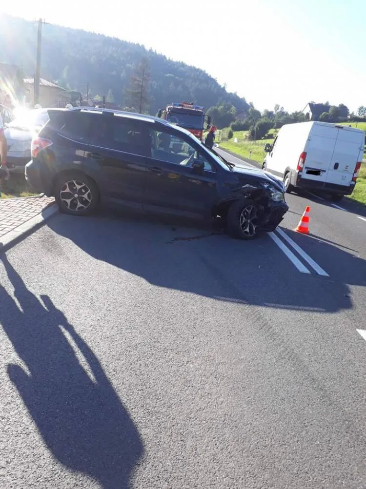 Kolizja dwóch osobówek na DK75 w Nowej Wsi. Jedna osoba trafiła do szpitala
