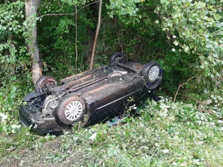 W Naściszowej osobówka wypadła z drogi i dachowała