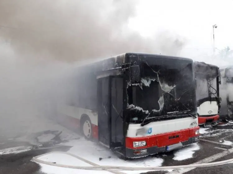 Na ul. Wyspiańskiego spłonęły trzy autobusy, ale udało się uratować dwa Nowy Sącz