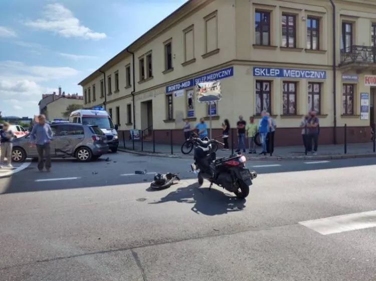 Wypadek na ul. Mickiewicza. Poszkodowany motocyklista trafił do szpitala