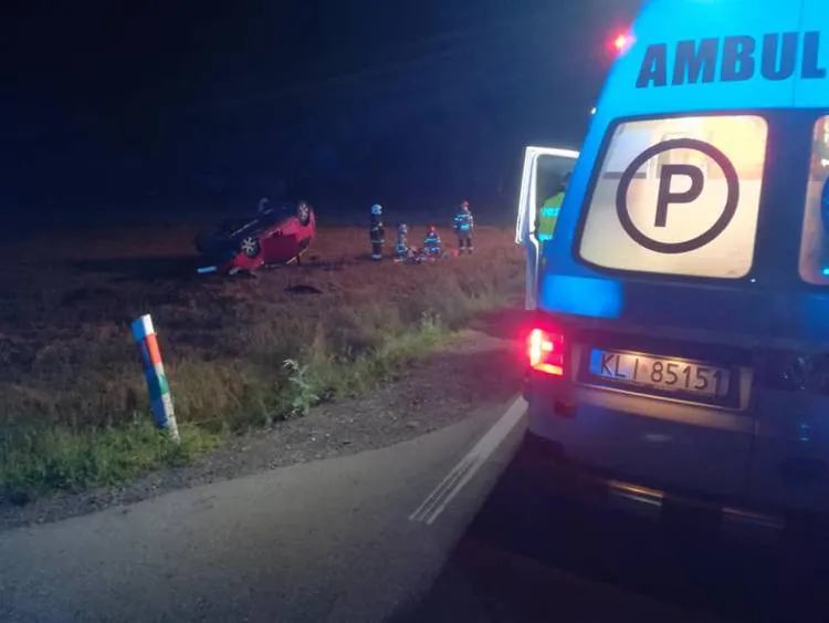W Tymbarku pijany kierowca doprowadził do wypadku. Na miejsce zdarzenia wezwano śmigłowiec LPR